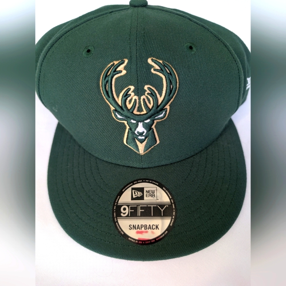 Milwaukee Bucks NBA League Essential 9Fifty Green Adjustable - New Era Hat NWT